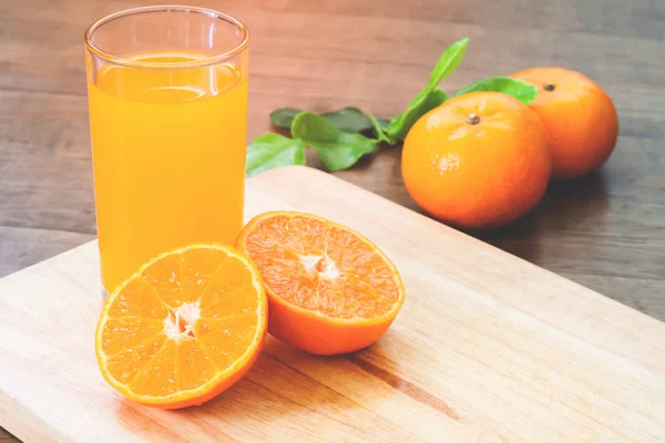 Orange juice with fresh oranges on wood table, Autumn and fall season — Stock Photo, Image