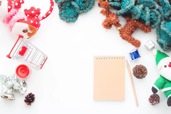 Decoraciones creativas planas de Navidad con cuaderno en blanco y carrito de compras sobre fondo blanco — Foto de Stock