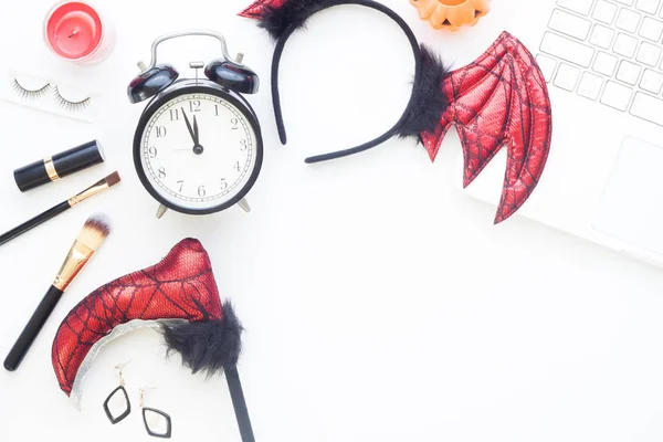 Accesorios de Halloween y cosméticos para niña con ordenador portátil sobre fondo blanco, Estilo de vida vista superior y vacaciones — Foto de Stock