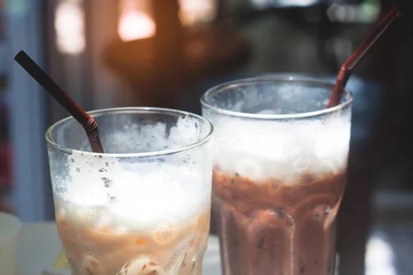 Primo piano di caffè freddo e cioccolato freddo in bicchieri — Foto Stock