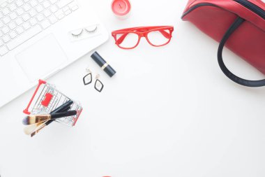 Alışveriş sepeti beyaz arka plan, Online alışveriş dizüstü bilgisayar ile güzellik öğeleri