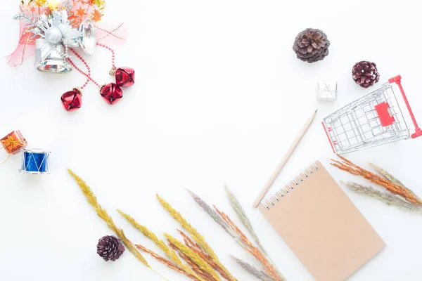 Flat lay Artículos de Navidad e invierno con carrito de compras sobre fondo blanco, Compras en línea en invierno — Foto de Stock