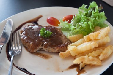 domuz biftek plaka üzerinde