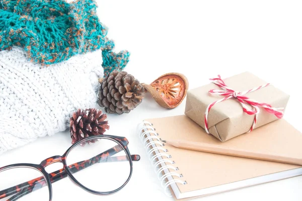 Caja de regalo y accesorios de invierno sobre fondo blanco — Foto de Stock
