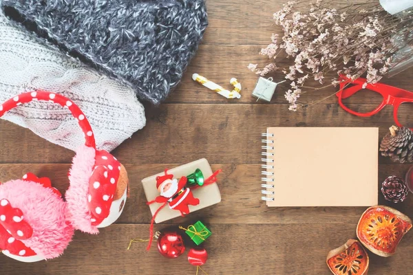 Decoración creativa plana de adornos navideños, accesorios de invierno y cuaderno artesanal sobre fondo de madera, Vista superior — Foto de Stock