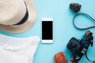 Akıllı telefon ile kadın aksesuarları ve fotoğraf makinesi app sunu için sahte. Yukarıdan görüntülemek