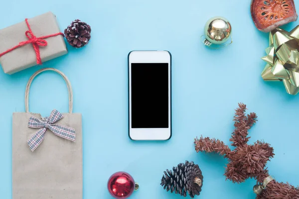 Chytrý telefon mock-up s rustikální vánoční ozdoby pro aplikace pr — Stock fotografie