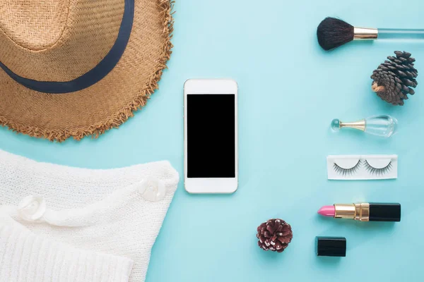 Chytrý telefon mock-up žena doplňky a kosmetika pro aplikaci — Stock fotografie