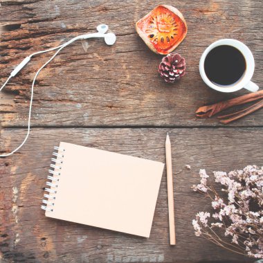 Zanaat defter, kalem, bardak kahve ve kulaklık üzerinde antik w