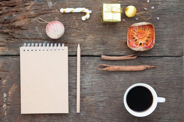 Cuaderno artesanal, lápiz, taza de café y adornos de Navidad en — Foto de Stock