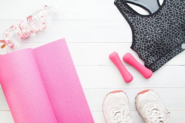 Spor ve fitness aletleri beyaz woode üzerinde yaratıcı düz lay