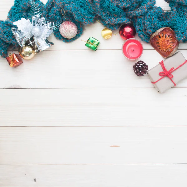 Ansicht von oben, flache Lage Weihnachten Hintergrund, Ornamente Geschenkboxen, Accessoires auf Holzhintergrund, Komposition für Karte — Stockfoto