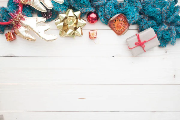 Fondo de Navidad, adornos cajas de regalo, accesorios sobre fondo de madera, Composición para tarjeta, Vista superior — Foto de Stock