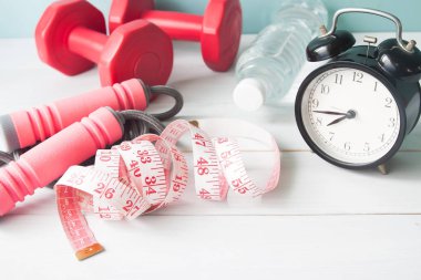 Ölçme bant, çalar saat ve su, sağlıklı yaşam konsepti ile spor ve Fitness aletleri