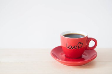 Aşk kırmızı Kupası, Sevgililer günü kavramı kopya alanı ile sıcak kahve