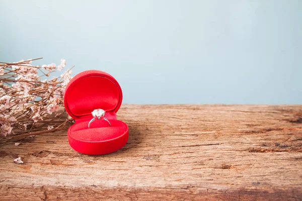 Anello di fidanzamento o matrimonio, Anello di diamanti in scatola rossa su tavolo di legno, Stile vintage — Foto Stock