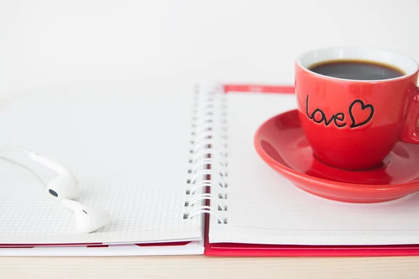 Tasse à café rouge sur ordinateur portable, Saint Valentin — Photo