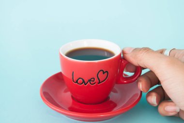 Kırmızı pastel renk, sevgi ile kahve fincan tutan kadının el sevgi ve Sevgililer günü kavramı