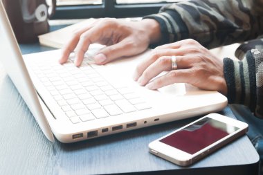 Genç adamın elleri kafe, sosyal ağ veya online alışveriş dizüstü bilgisayar kullanarak