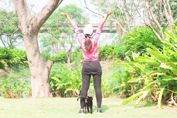 Mujer en deporte corriendo ropa respirando en el parque, estilo de vida saludable — Foto de Stock