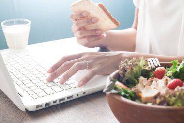 Sağlıklı yemek, salata kasesi, sağlıklı yaşam konsepti odaklanmak yeme iş kadını