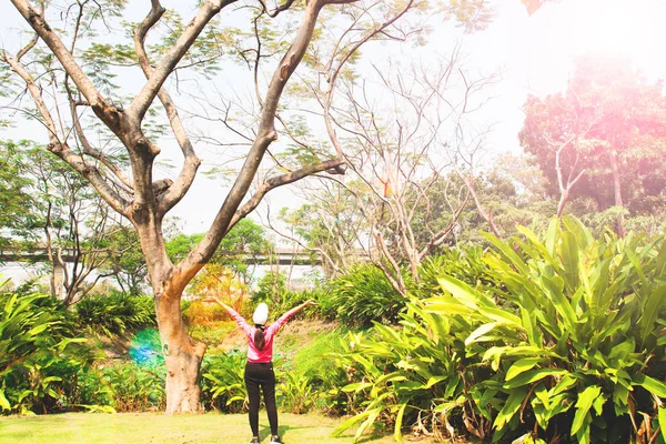 Šťastná a zdravá žena v růžové sportovní triko s přírodou v parku — Stock fotografie