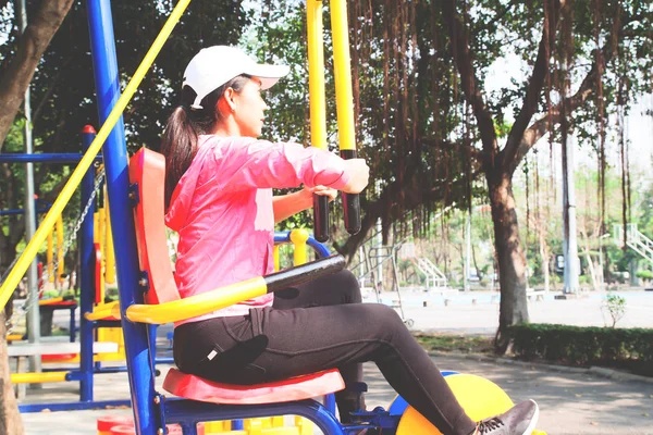Sportif Asyalı kadın egzersiz eğitim ekipmanları park, güzellik ve sağlıklı kavramı ile — Stok fotoğraf
