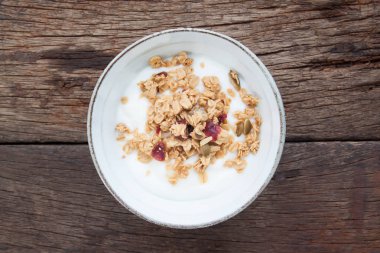 Granola ahşap masa, sağlıklı ve temiz yemek bir kase yoğurt