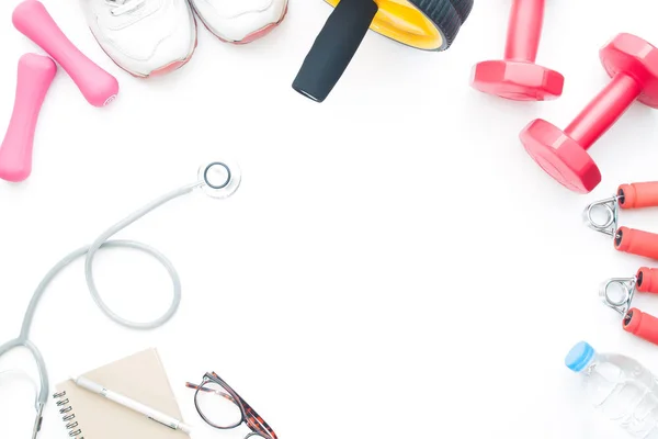 Acessórios do doutor, óculos e equipamentos esportivos em fundo branco, conceito de estilo de vida saudável — Fotografia de Stock