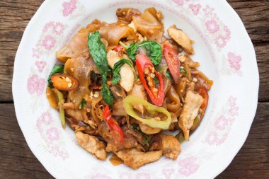 Baharatlı tavada kızartılmış düz şehriye ahşap arka plan, üstten görünüm, Tayland gıda