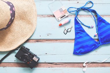 Kadının temel havai görünümü yaz tatil kavramı üzerinde vintage mavi ahşap arka plan