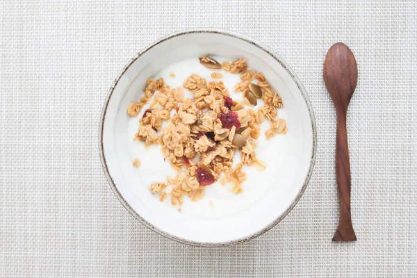 Iaurt cu granola în castron ceramic, vedere de sus, concept sănătos și dietă — Fotografie, imagine de stoc