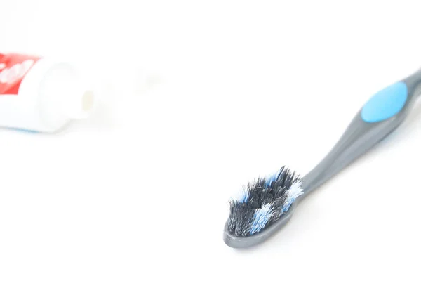 Spazzolino da denti malsano su sfondo bianco, concetto di stile di vita sano — Foto Stock