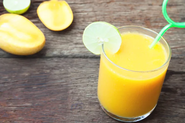 Batido de mango sobre mesa de madera rústica, concepto de verano — Foto de Stock