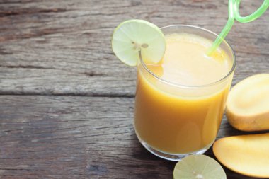 Mango smoothie, sağlıklı içecek, yaz tatil kavramı ahşap tablo