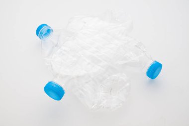 Beyaz arka plan üzerinde kullanılan plastik şişe sıkmak