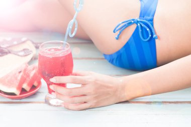 Kadın içki kokteyl, yaz tatil kavramı plaj 