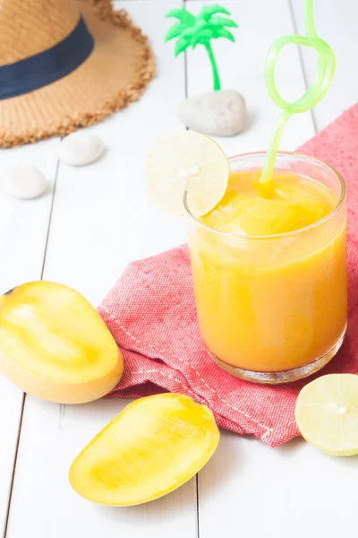 Smoothie de verão tropical, smoothie de manga na mesa de madeira, conceito de estilo de vida de verão — Fotografia de Stock