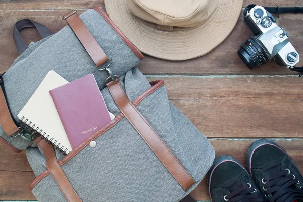 Resa och resa koncept, mannens träffar med pass, bärbar dator och kamera på trä bakgrund — Stockfoto