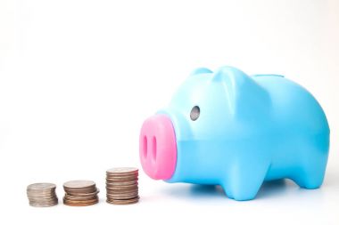 Madeni paralarla kumbara beyaz zemin üzerine izole yığını için gelecekteki kavramı kaydetme