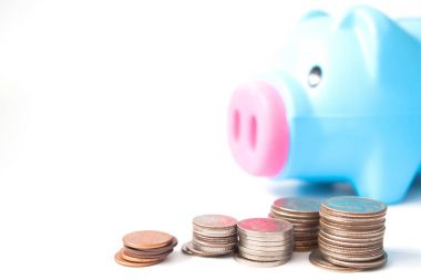 Yığın sikke kumbara beyaz zemin üzerine izole ile mali, gelecekteki konsepti için kaydetme 