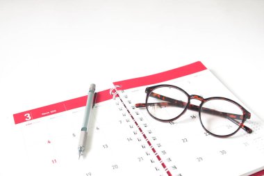 Mart 2018 gözlük ve beyaz zemin üzerine kalem ile günlük takvim