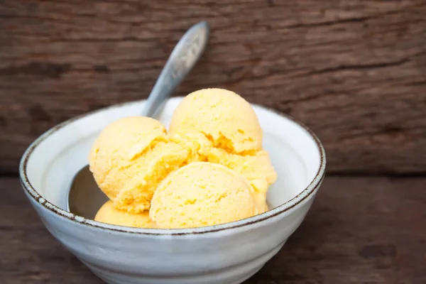 セラミック ボウルにミルクで自家製マンゴー アイス クリーム — ストック写真