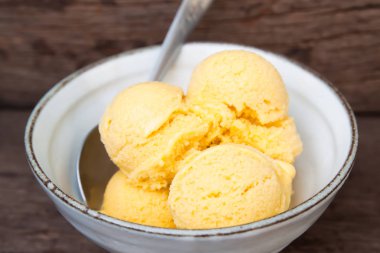 Ev yapımı mango dondurma seramik kase sütlü