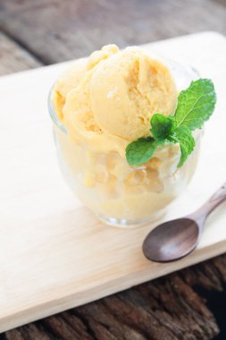 Ev yapımı organik mango dondurma, yaz yaşam tarzı