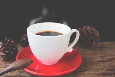 Rustik ahşap masa üzerinde sıcak kahve kadar retro filtre, Vintage yaşam tarzı ile kapatmak