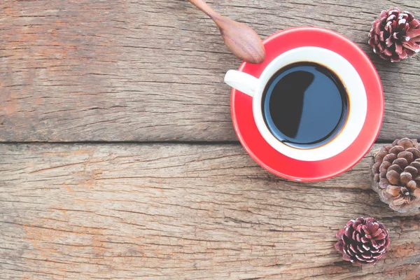 Lägenheten låg kopp kaffe på träbord, mysig frukost, livsstil — Stockfoto