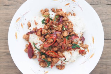 Fesleğen, Tayland baharatlı yemek, Pad Kaprow favori sokak menü ile kızarmış domuz eti ilave edin