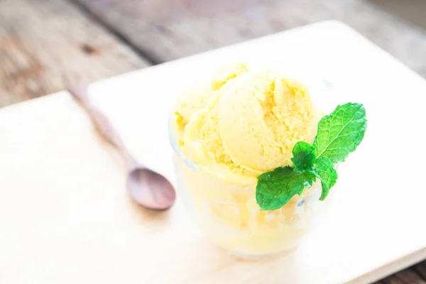 Манго мороженое в стекле, Летний образ жизни — стоковое фото