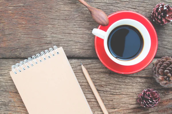 Kreativa platt låg kopp kaffe med craft papper dagbok på träbord — Stockfoto